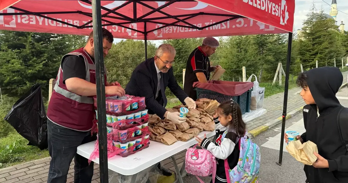 İzmit'in öğrencilere desteği sürüyor