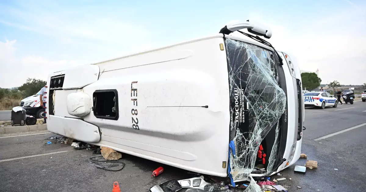 Antalya-Isparta yolunda yolcu otobüsü devrildi: 17 yaralı