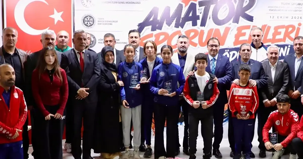 Ağrı’da sporun enleri ödül töreni coşkuyla tamamlandı... ASKF’den 13 isme ödül - Spor Haberleri