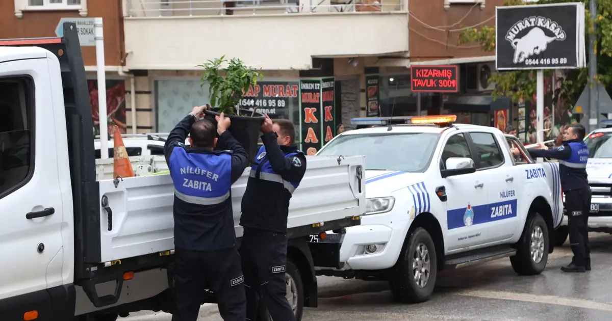 Bursa Nilüfer’de kaldırım ve yolları işgal eden tabelalar toplandı