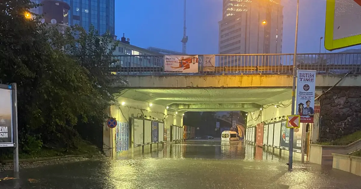 İstanbul’da sağanak mesaisi! 2 bin 518 ihbar, 8 bin personel sahada - Gündem Haberleri