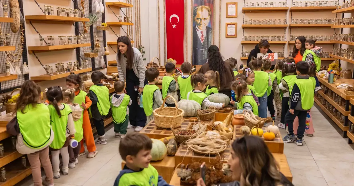 Bornova’nın minikleri 50 zeytin fidanını toprakla buluşturdu