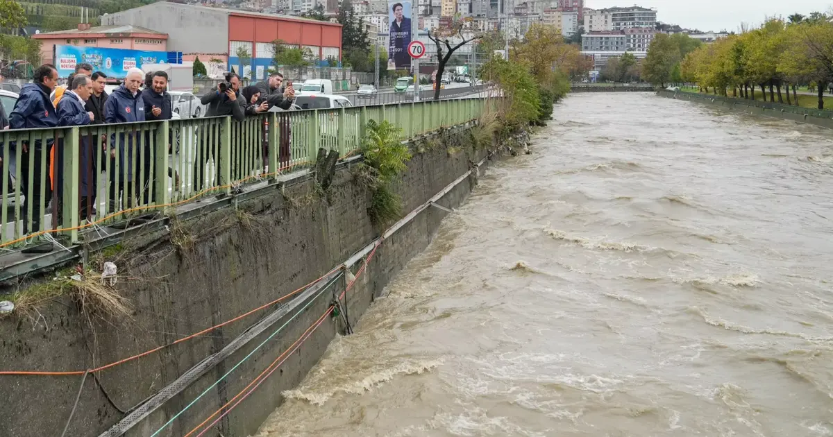 Vali Davut Gül, Kağıthane’de sağanak yağış sonrası incelemelerde bulundu