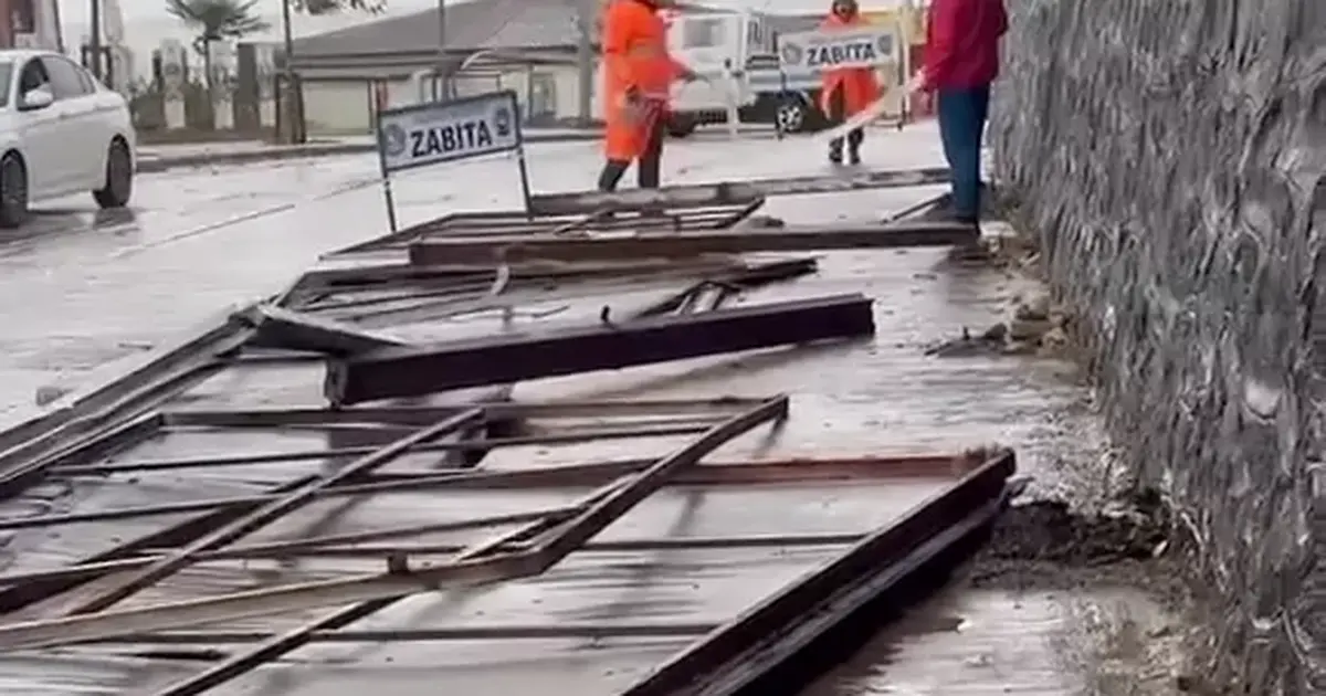 Düzce Akçakoca'da fırtına tabelaları devirdi