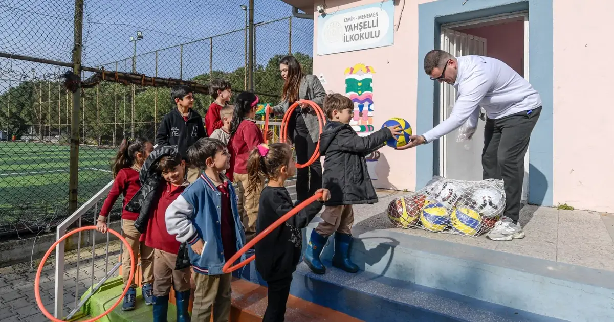 İzmir Büyükşehir'den okullara 37 milyon TL’lik spor malzemesi desteği - Spor Haberleri