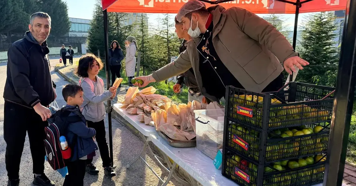 İzmit'ten öğrencilere kek ve mandalina ikramı