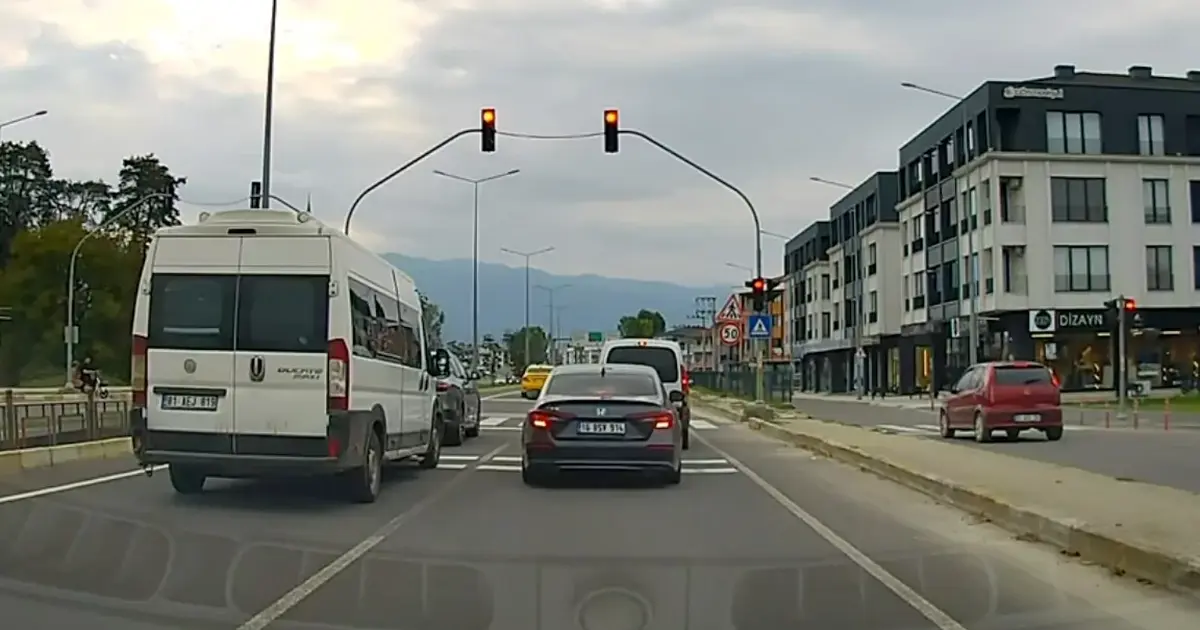 Düzce’de ticari taksi kırmızı ışıkta durmadı