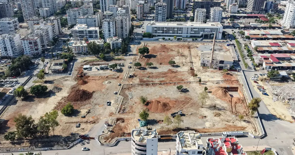 Mersin'de ‘Mezitli Kent Meydanı’ projesinde çalışmalar sürüyor