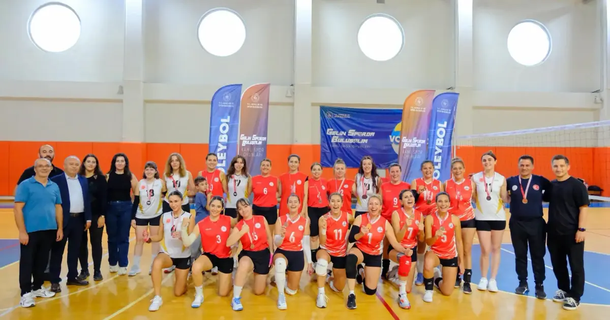 İzmir'de Kadın Voleybol Takımı il şampiyonu oldu