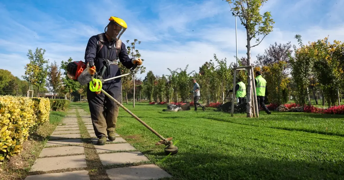 Bursa'da park ve bahçelere düzenli bakım
