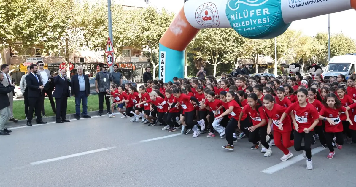 Bursa Nilüfer’de bin 749 öğrenci Cumhuriyet'e koştu