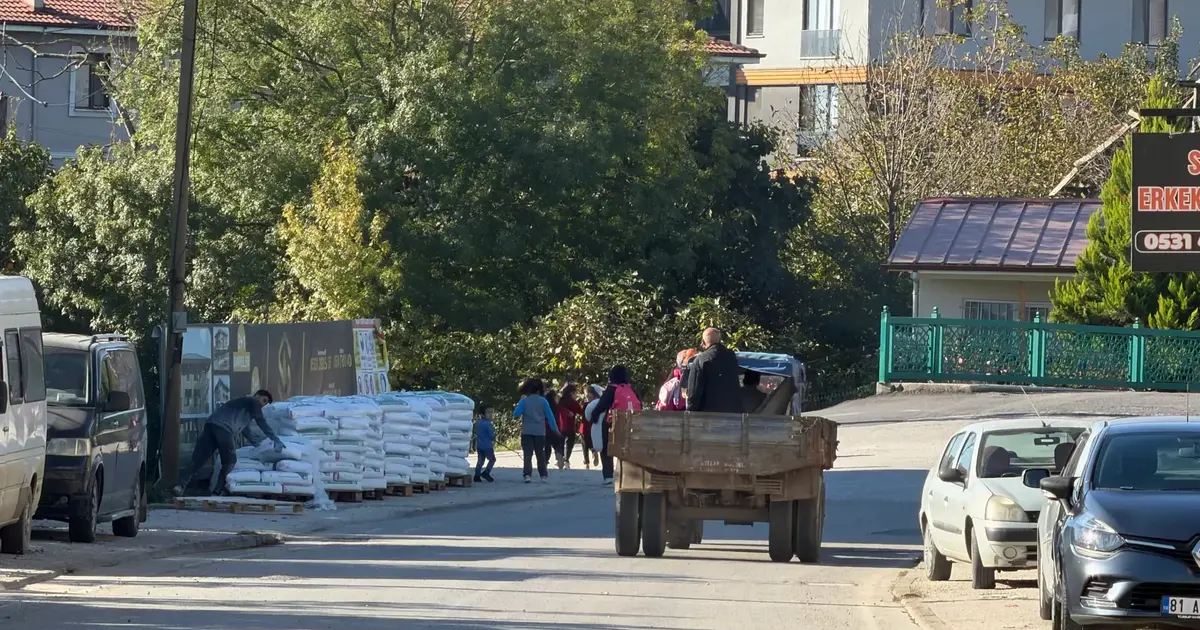 Düzce'de kaldırımlar otoparka dönüştü! - Gündem Haberleri
