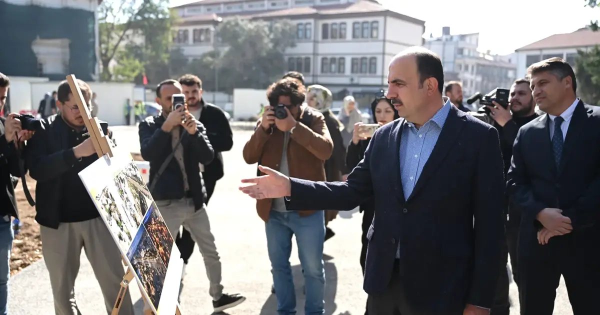 Konya Mevlana Caddesi'nde çevre düzenlemesi sürüyor