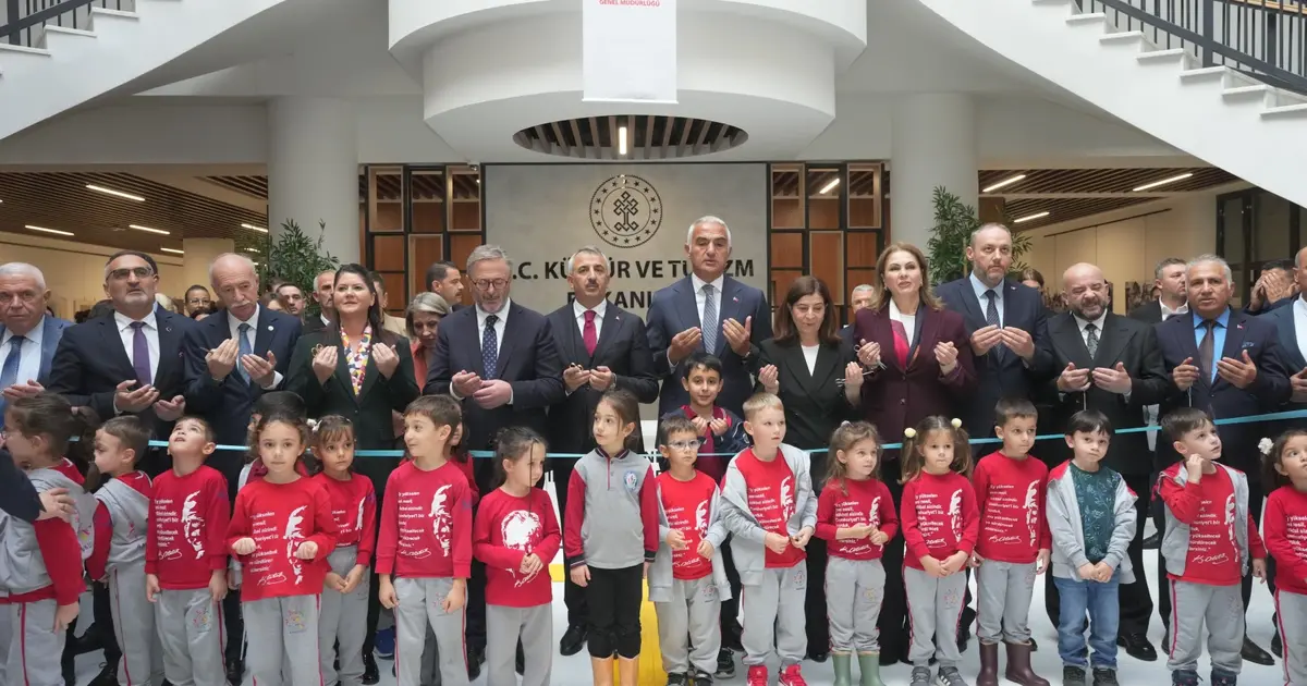Bakan Ersoy'dan 160 bin kitap kapasiteli dev kütüphane açılışı