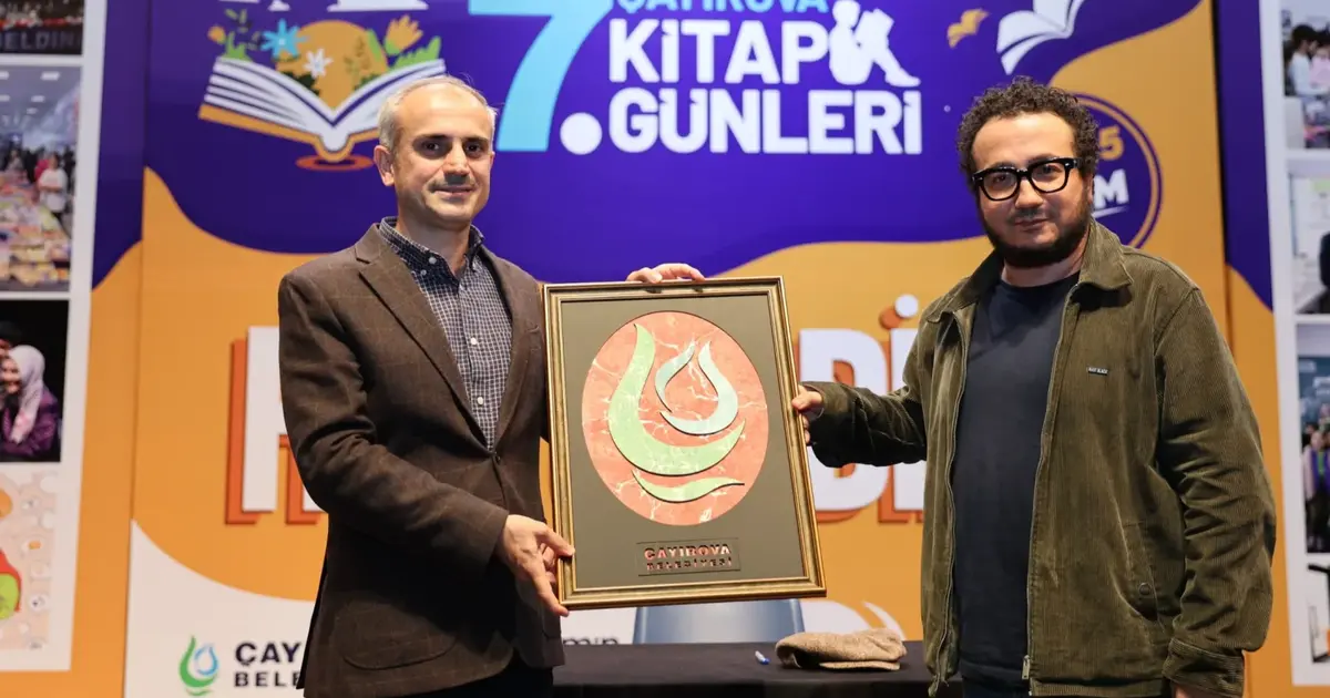 Oytun Erbaş, Çayırovalı sevenleriyle kitap günlerinde buluştu