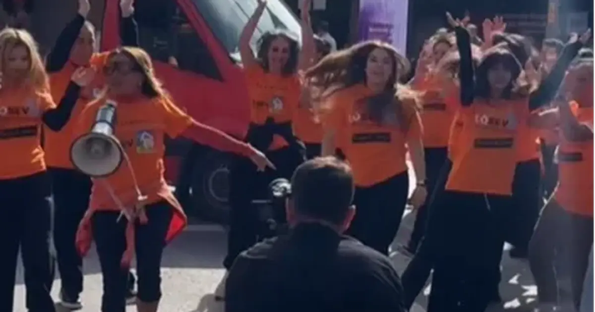 Yonca Evcimik trafiği durdurdu - Magazin Haberleri