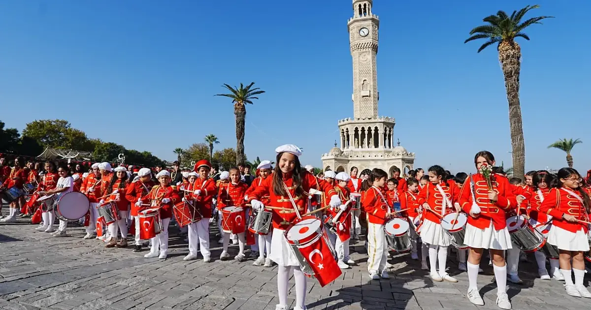 Cumhuriyet coşkusu bando gösterileriyle meydanlara taşındı