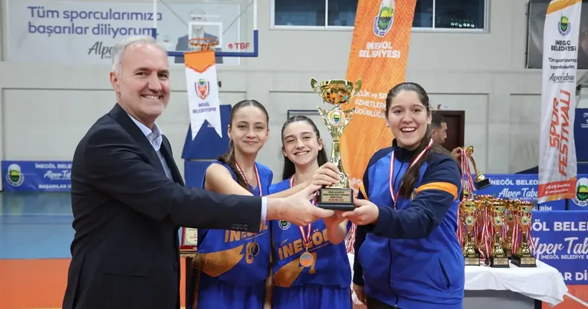 Bursa İnegöl'de sokak basketbolunda şampiyonlar kupalarına kavuştu