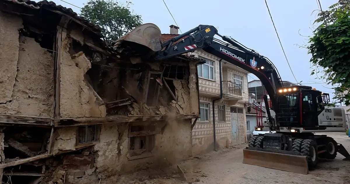 Bursa Yenişehir'in kırsalındaki metruk binalar da yıkılıyor