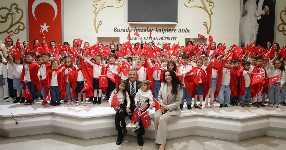 Çınar Çocuk Evleri’nin minikleri Cumhuriyet için sahne aldı