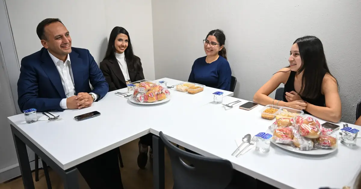 Bornova'da Başkan Eşki’den yurtta kalan öğrencilere anlamlı ziyaret