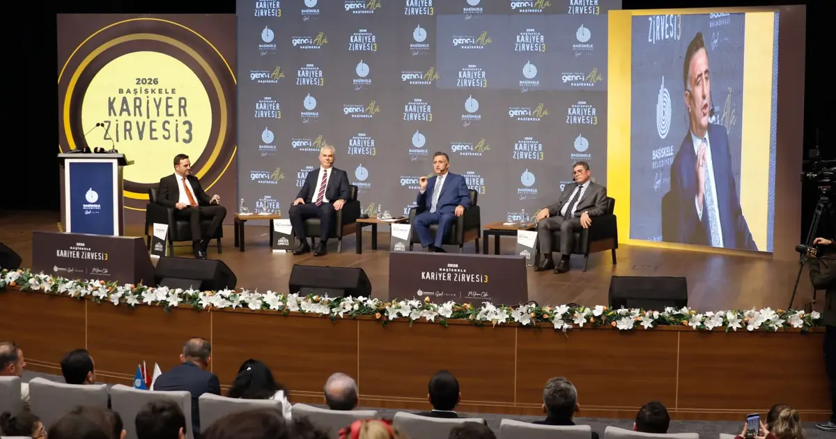 GTÜ Rektörü Başiskele Kariyer Zirvesi’nde gençlerle buluştu