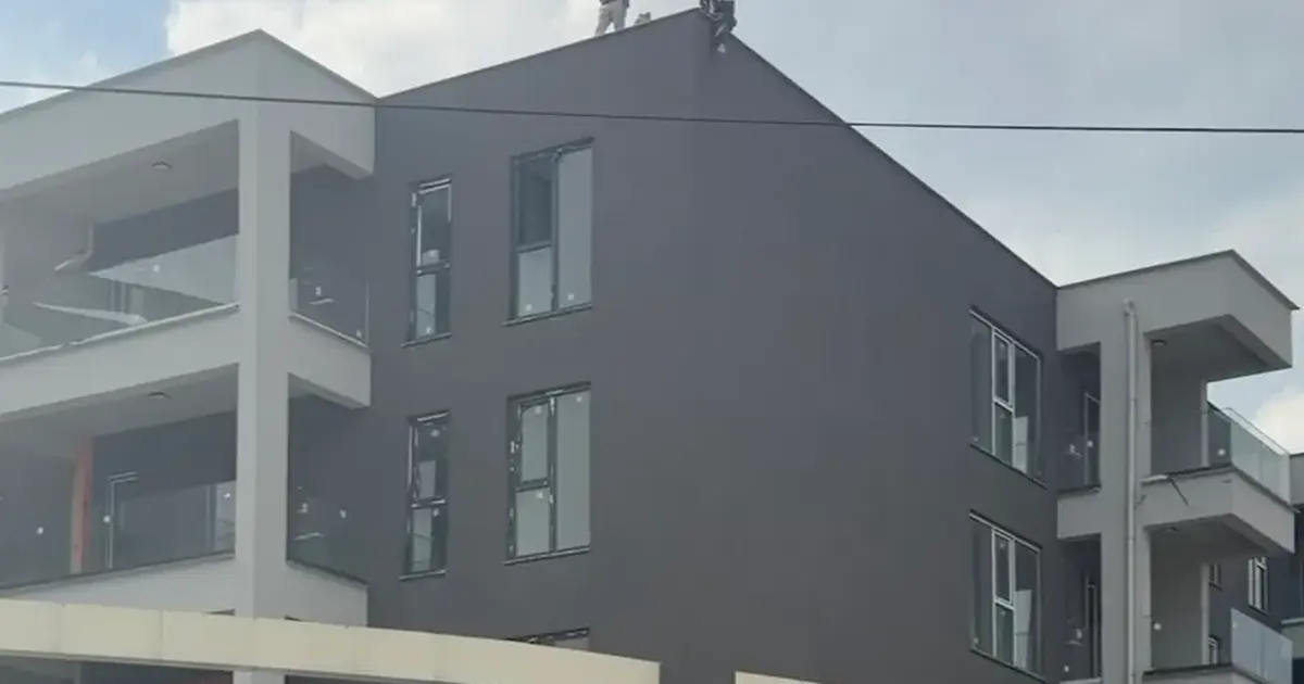 Düzce’de 3 kişi alacaklarını alamadıklarını söyleyerek çatıya çıktı