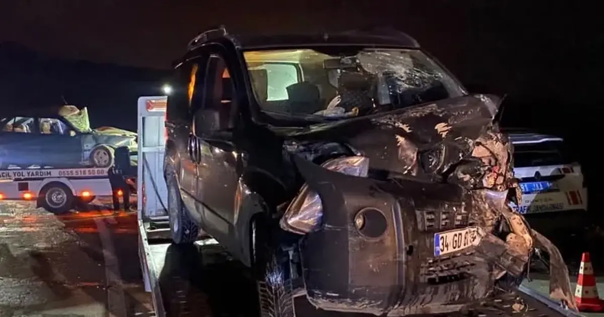 Düzce Akçakoca’da iki otomobil kafa kafaya çarpıştı: 6 yaralı