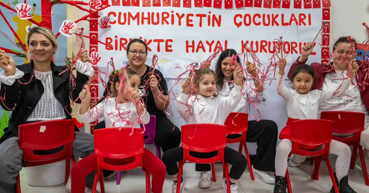 Bornova'da Cumhuriyet coşkusu çocuklarla başladı