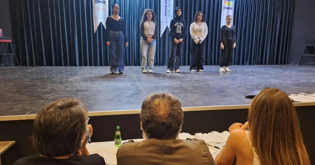 Genç İzmir’de tiyatro seçmelerine yoğun ilgi