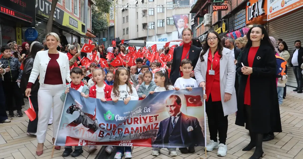 Çınarlı minikler Cumhuriyet coşkusunu kortej ve koro ile yaşadı