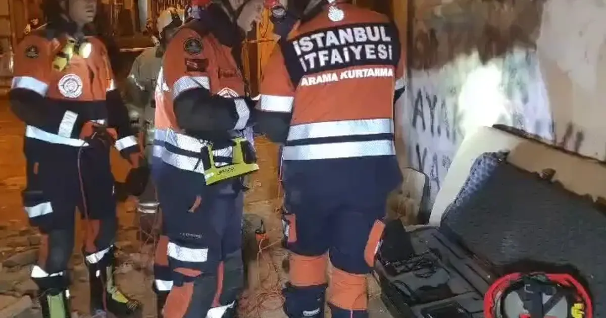 Beyoğlu’nda 5 katlı metruk çöktü! Göçükte kimseye rastlanmadı!