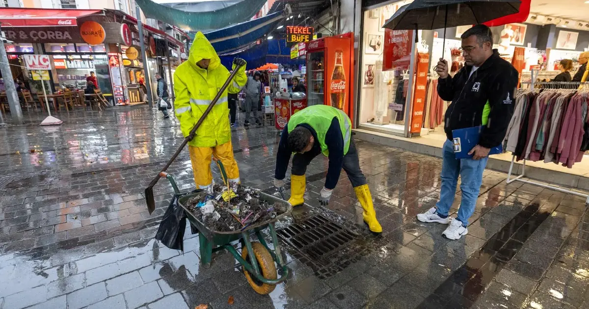 İzmir’de yağış mesaisi... İZSU tam donanımıyla sahada