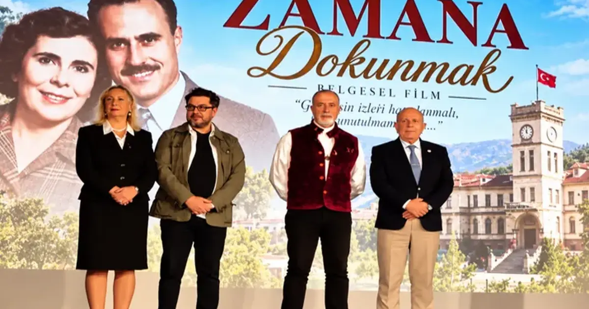 Manisa'da 'Zamana Dokunmak' izleyiciyle buluştu