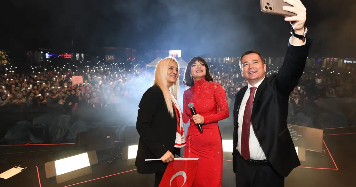 Osmangazi’de Cumhuriyet Coşkusu Göksel’in şarkılarıyla taçlandı