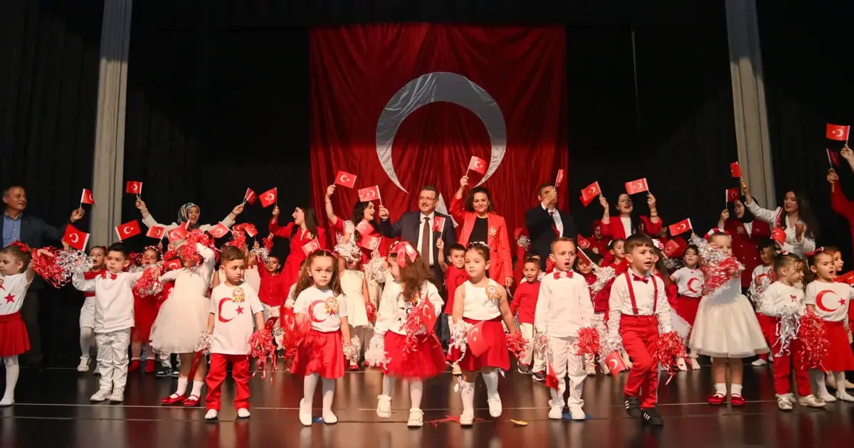 Başkan Genç, miniklerin Cumhuriyet coşkusuna ortak oldu