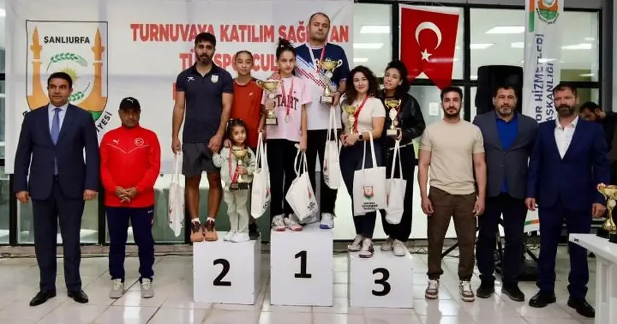 Cumhuriyet coşkusu kortlara taşındı