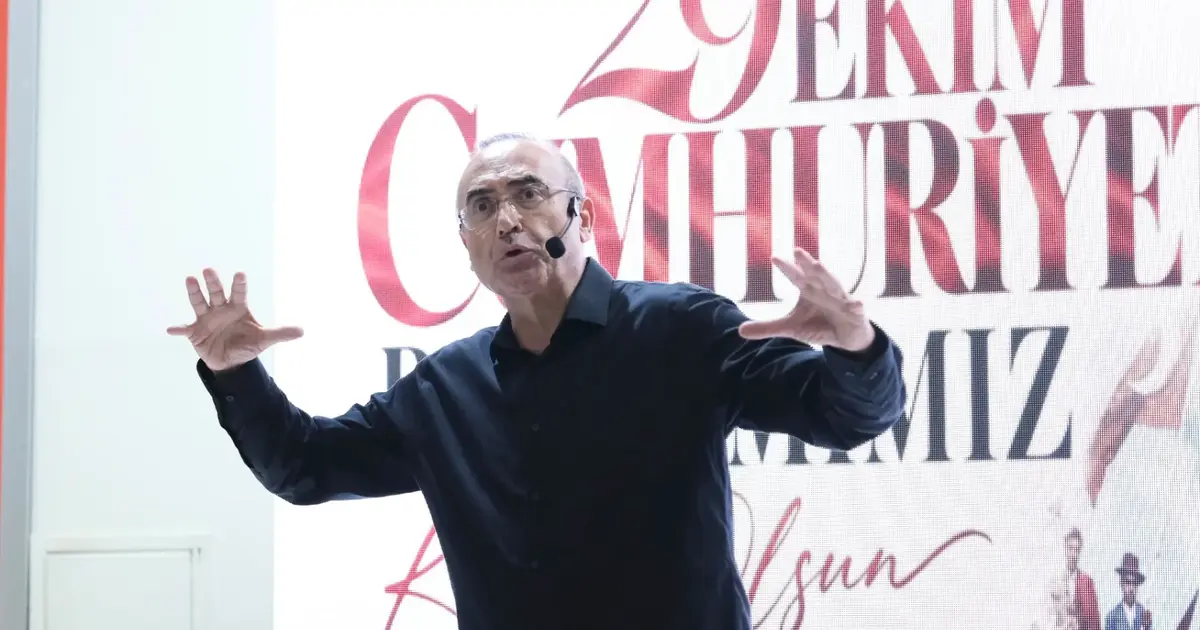 Sunay Akın, “Cumhuriyete Giden Yol” gösterisiyle İzmitlilerle buluştu