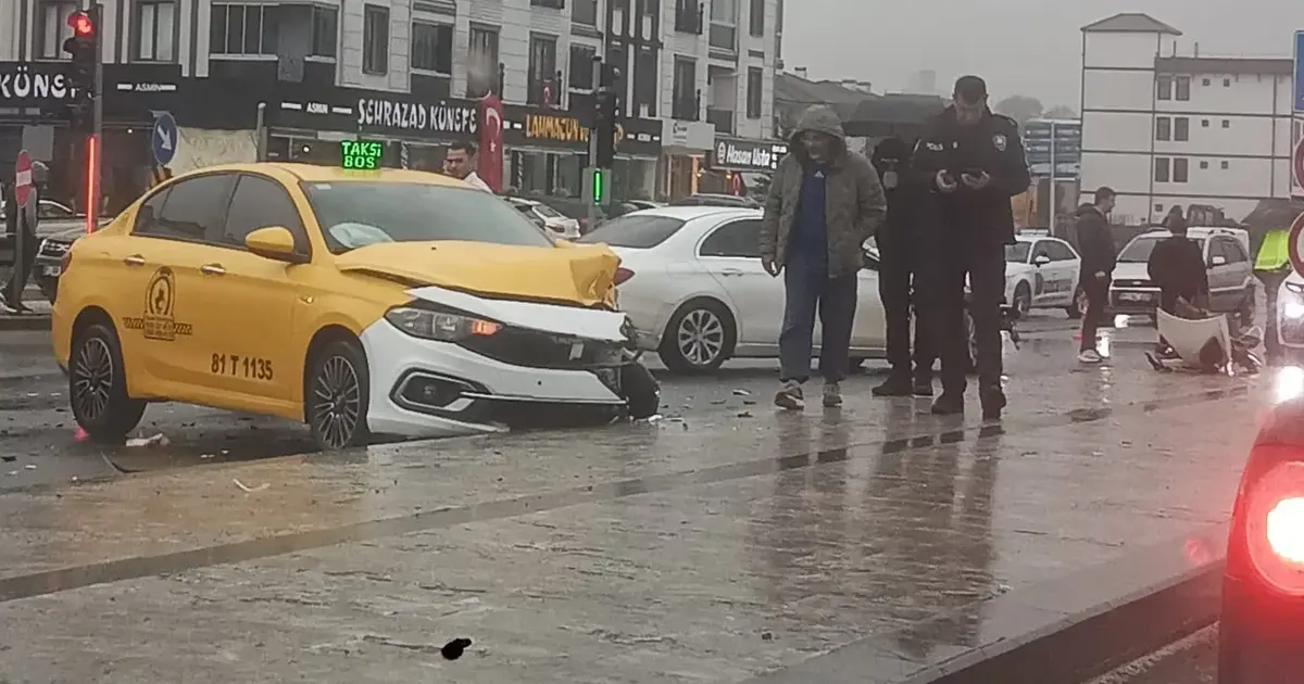 Düzce’de ticari taksi ile otomobil çarpıştı: 4 yaralı