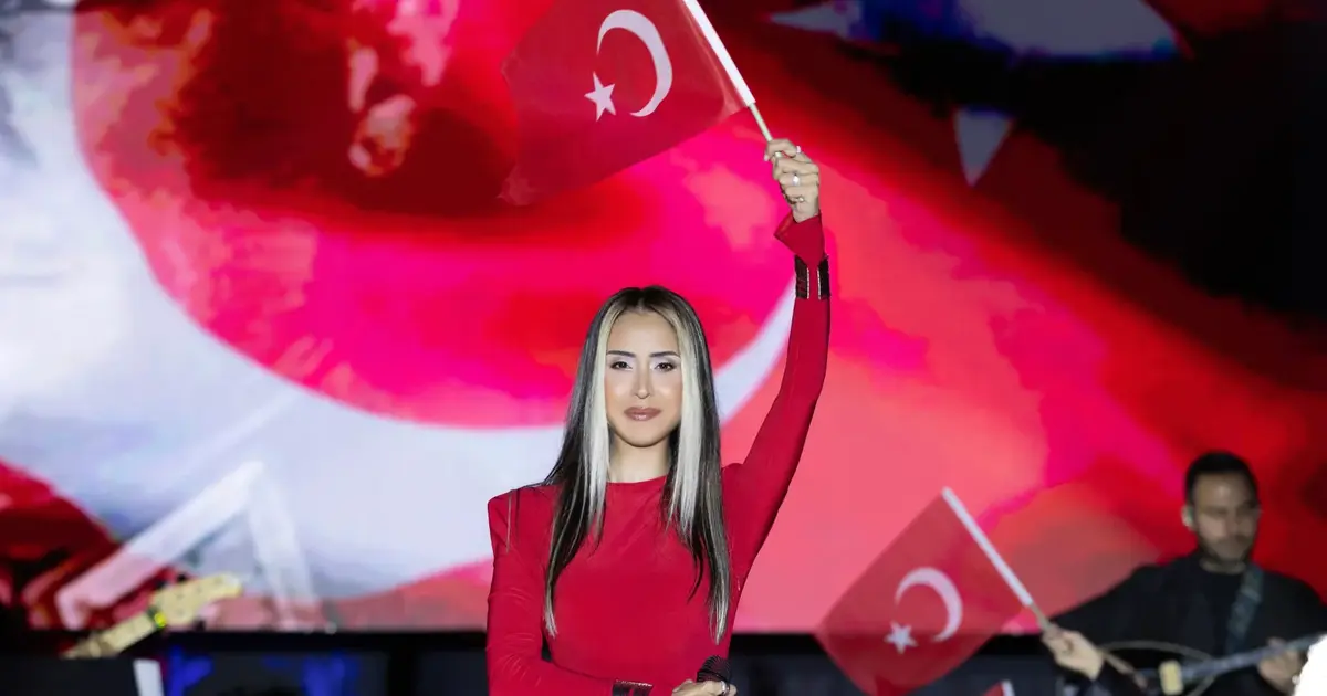 Hande Ünsal'dan Cumhuriyet'e kırmızı imza - Magazin Haberleri
