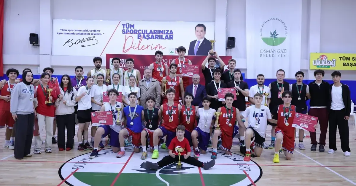 Bursa Osmangazi’de sporcular Cumhuriyet için ter döktü