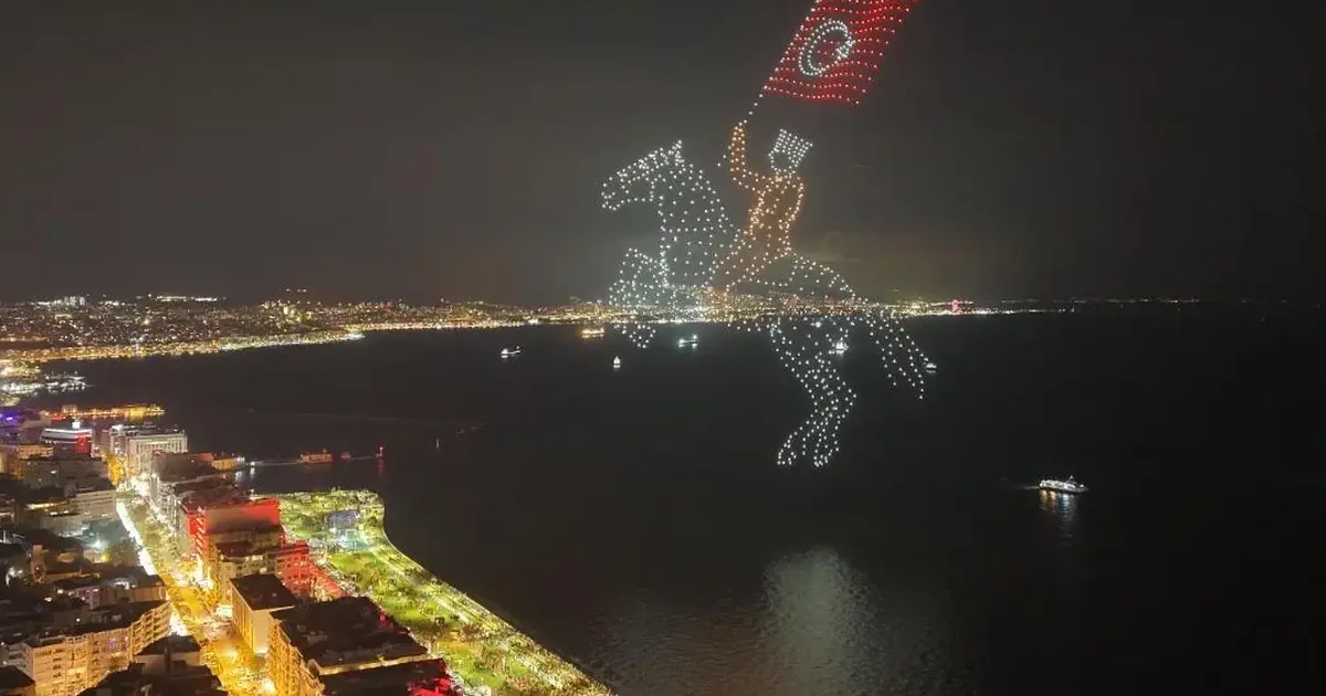 İzmir’de Cumhuriyet coşkusu gökyüzüne taştı