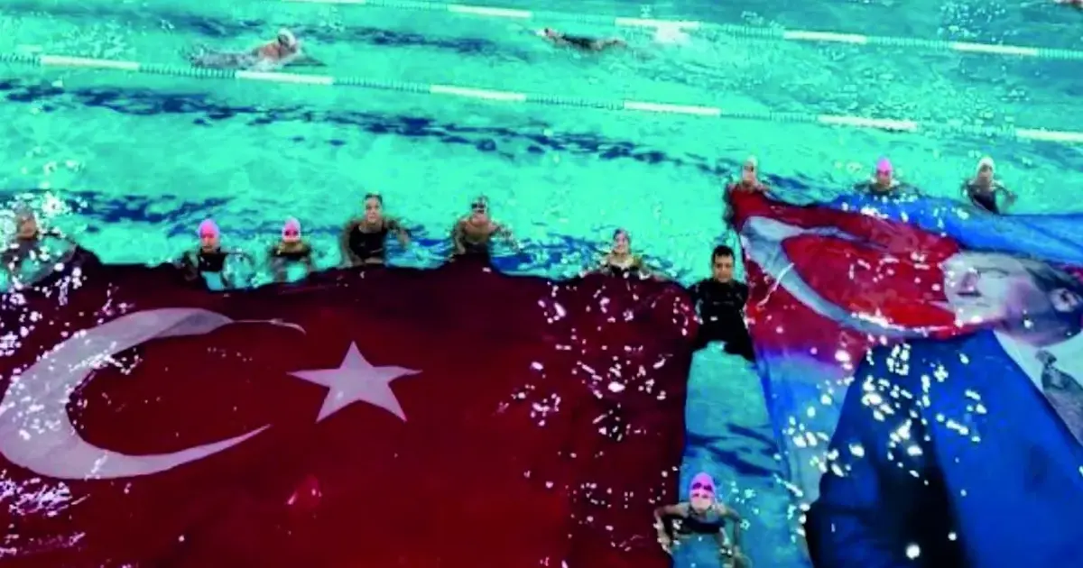Uzunköprü'de su üstünde Cumhuriyet gururu
