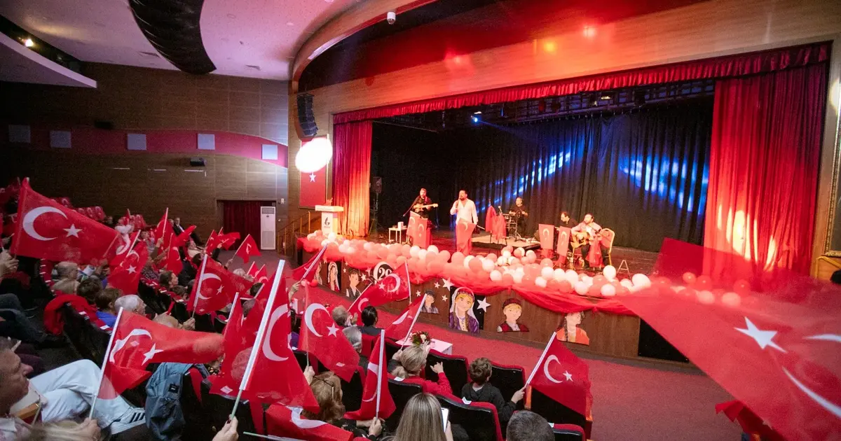 Güzelbahçeliler 'Cumhuriyet Yürüyüşü'nde buluştu
