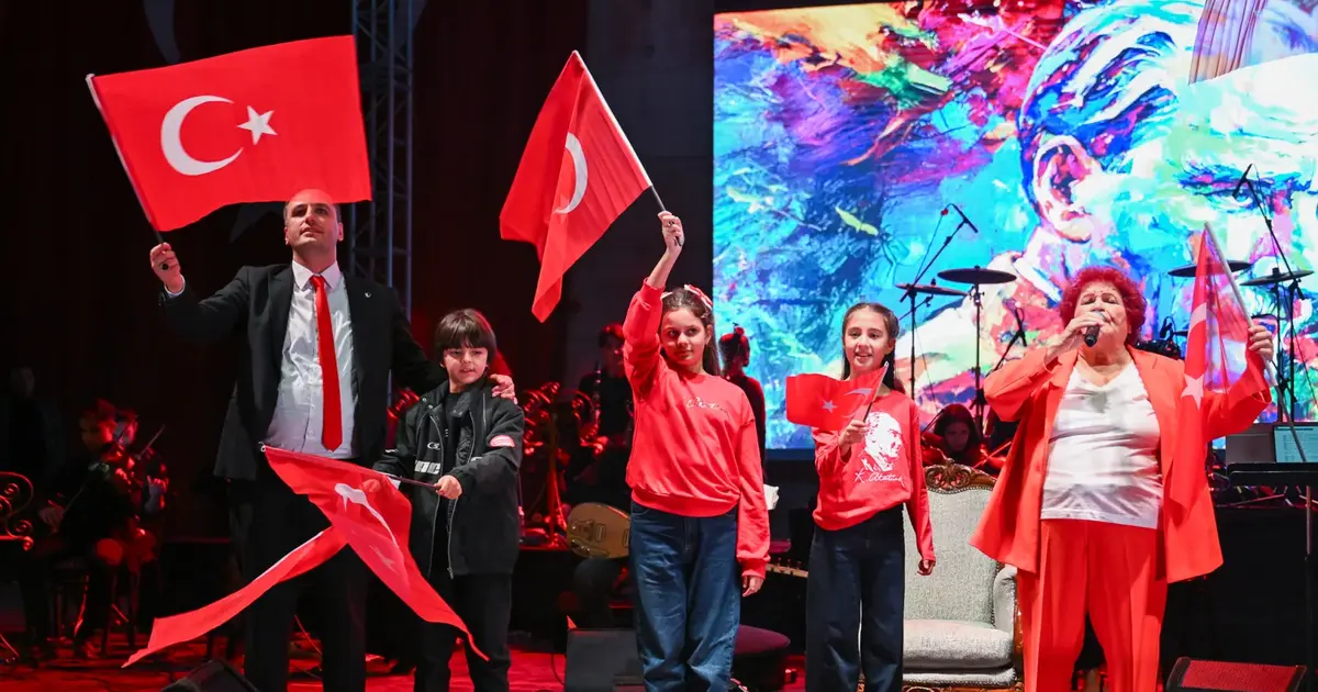 Bornova’da Cumhuriyet coşkusu Selda Bağcan konseriyle zirveye çıktı