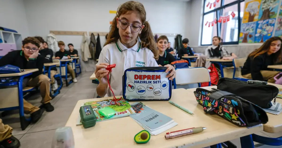 İzmir Büyükşehir’den öğrencilere deprem çantası ve afet eğitimi