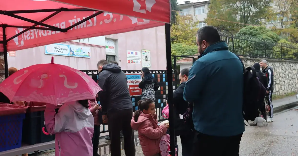 İzmit'te Beslenme Saati yağmur çamur dinlemiyor