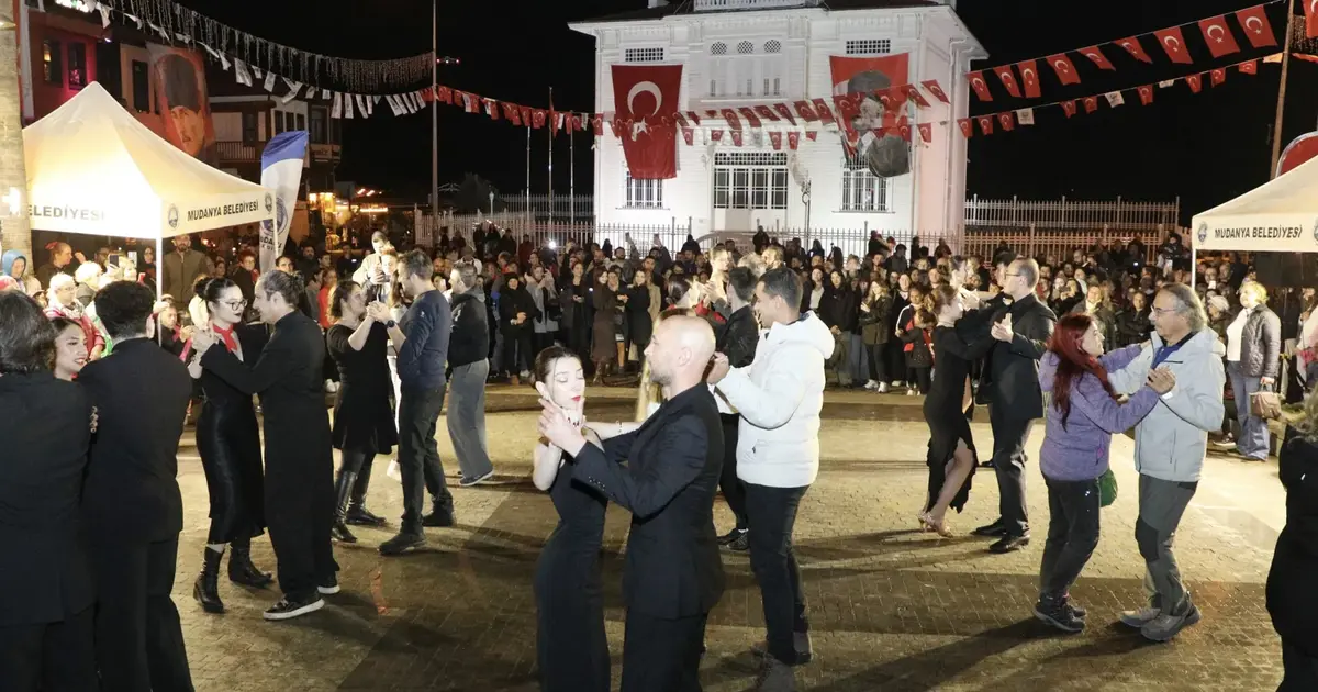 Mudanya'da yağmur altında Cumhuriyet valsi
