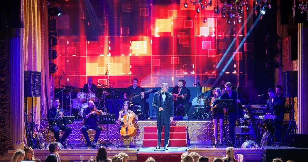Cenk Eren’den mikrofonsuz muhteşem performans