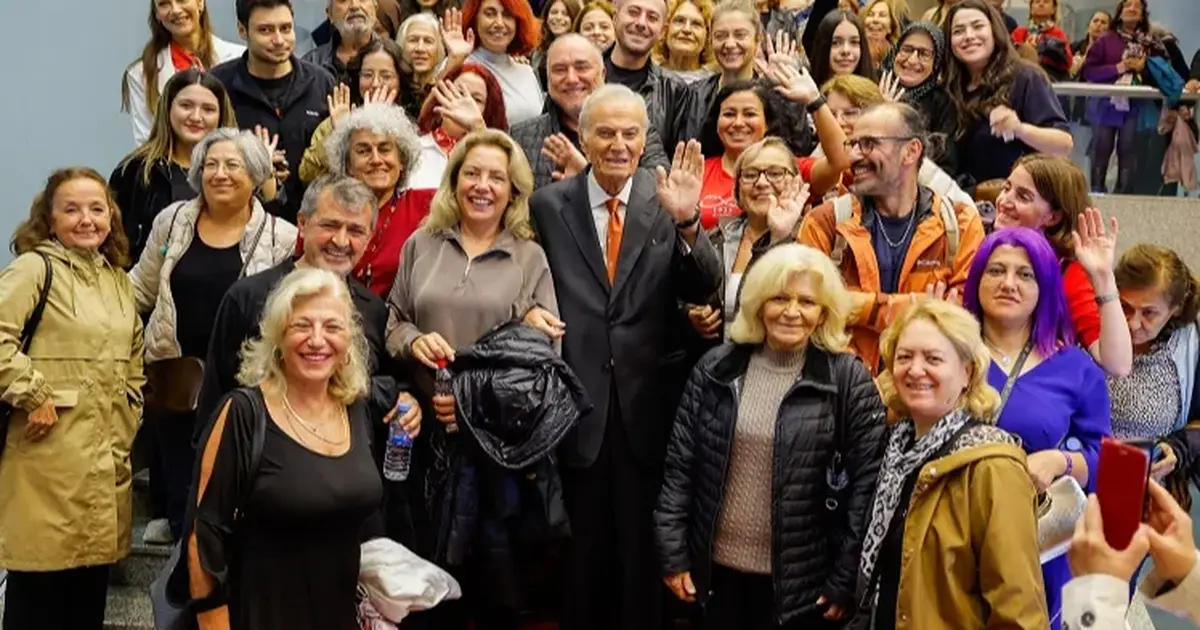 Efsane oyuncu Altın Portakal'da ayakta alkışlandı